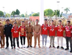 Wabup Edy Manaf, Serahkan Medali Penghargaan kepada Atlet Sepakbola U-16