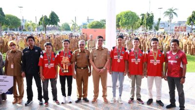 Wabup Edy Manaf, Serahkan Medali Penghargaan kepada Atlet Sepakbola U-16