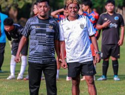 Mengenal Coach Muhdar, Sosok di Balik Lahirnya Talenta Muda Sepakbola Bira**